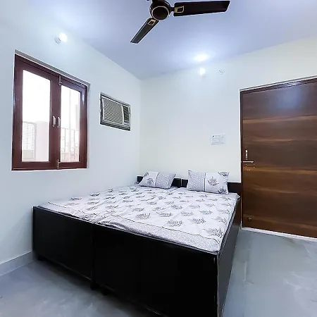 Roomshala 125 Maharaja - Near Majnu Ka Tilla